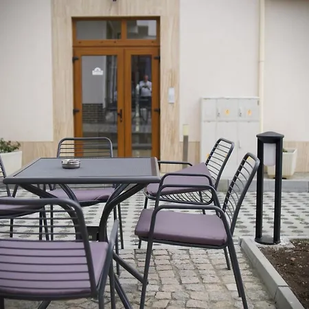 Хотел Downtown Hotel And B&B